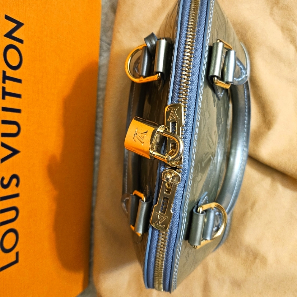 (SOLD)Authentic Louis Vuitton Vernis BB alma - Picture 5 of 12